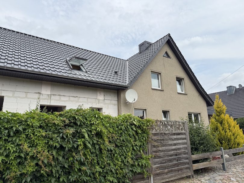 Hauserweiterung durch Anbau inkl. Errichtung eines neuen Dachstuhls.