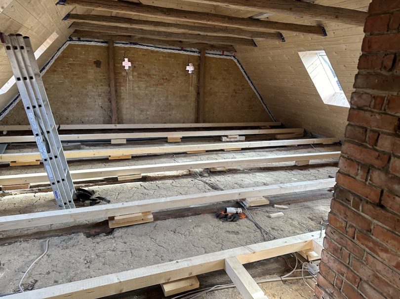Dachdämmung verkleidet mit Holz