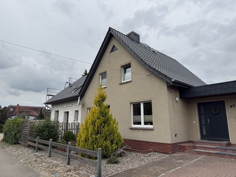 Hauserweiterung durch Anbau inkl. Errichtung eines neuen Dachstuhls.